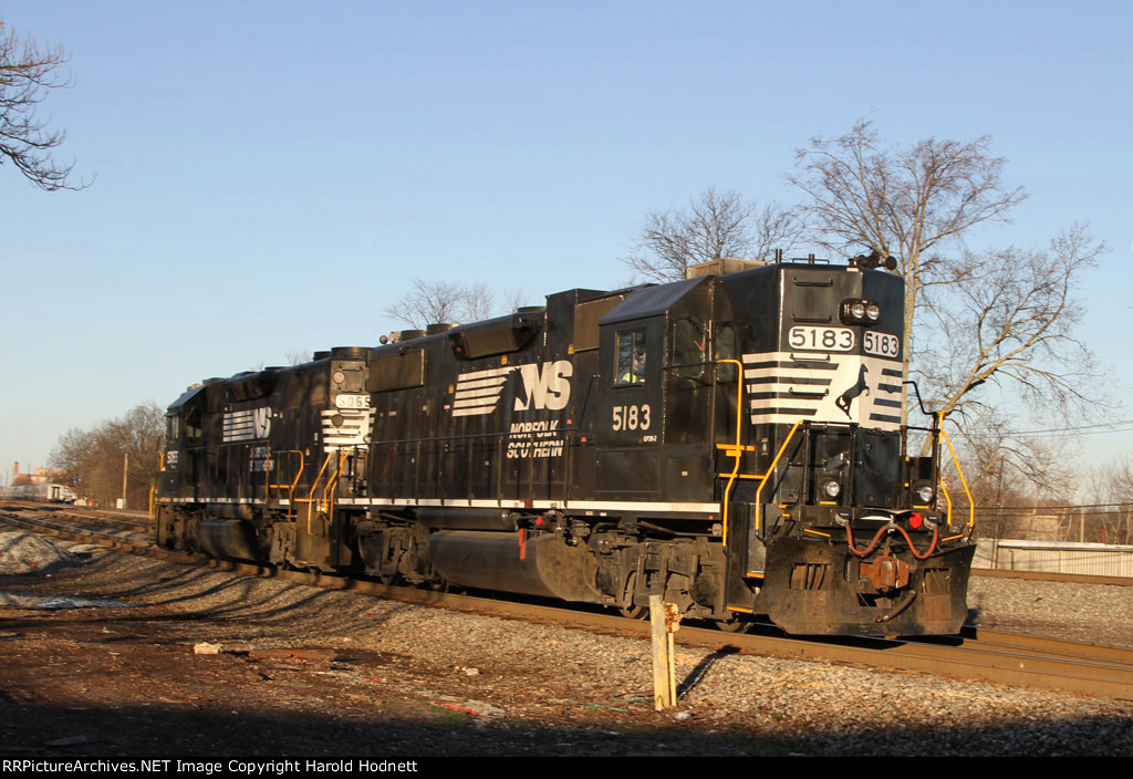 NS 5183 heads up the yard lead